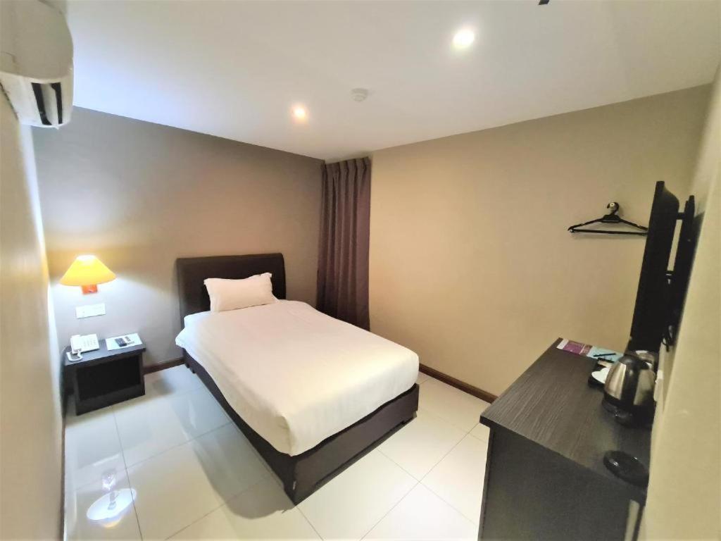 Merdeka Hotel Kluang Extérieur photo