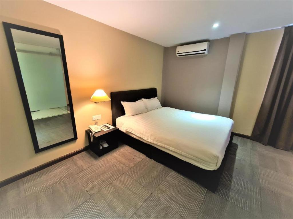 Merdeka Hotel Kluang Extérieur photo