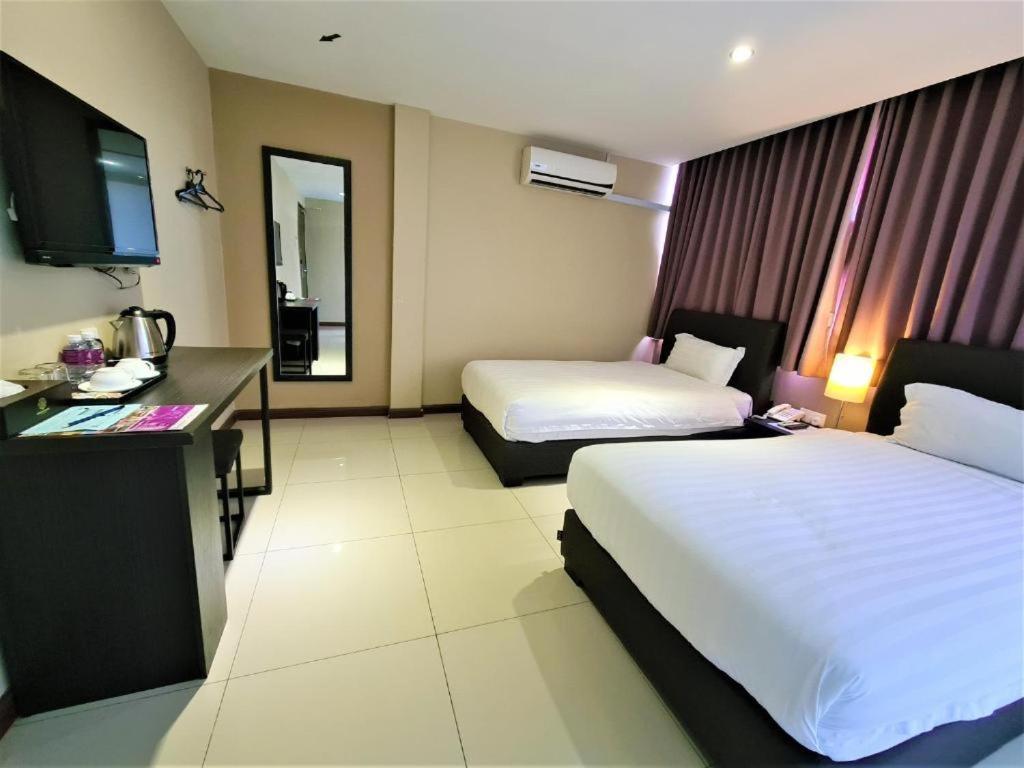 Merdeka Hotel Kluang Extérieur photo
