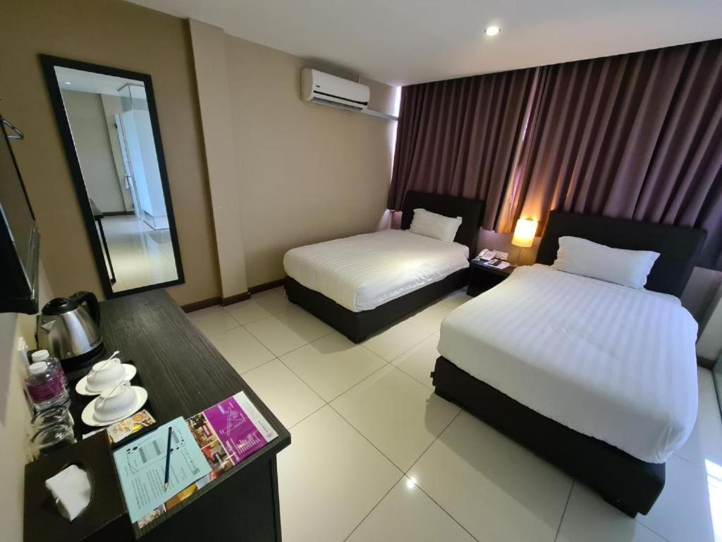 Merdeka Hotel Kluang Extérieur photo
