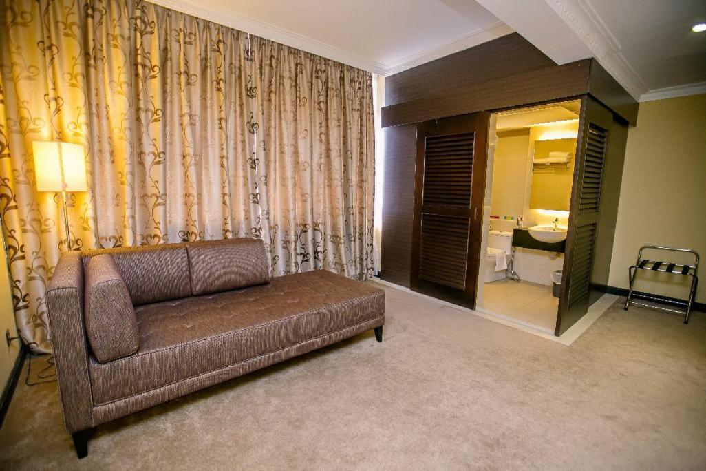 Merdeka Hotel Kluang Extérieur photo