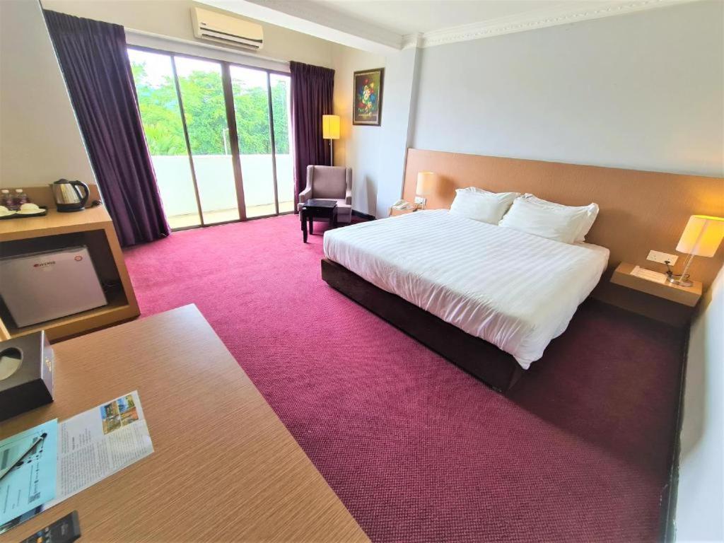 Merdeka Hotel Kluang Extérieur photo