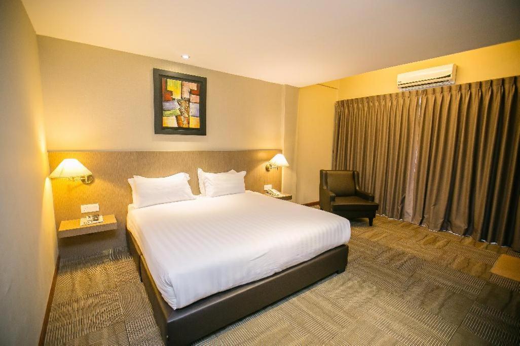 Merdeka Hotel Kluang Extérieur photo
