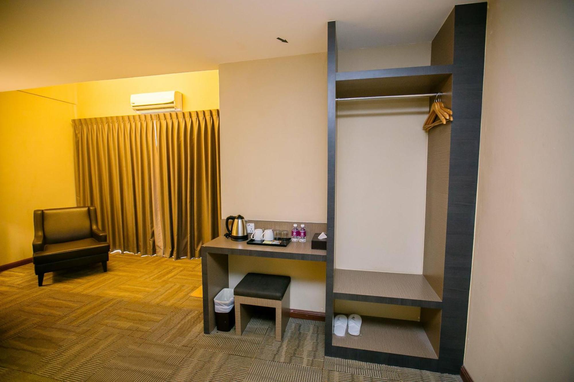 Merdeka Hotel Kluang Extérieur photo